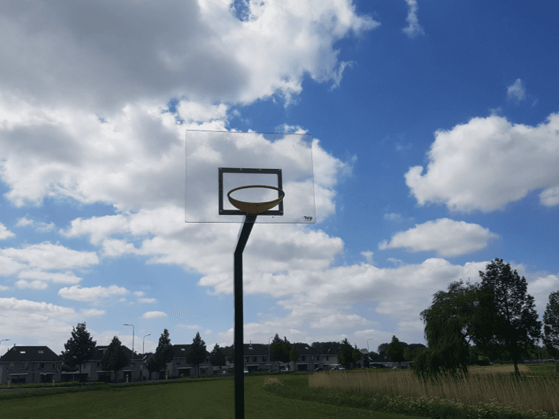 Cancha-de-baloncesto-con-tablero-de-policarbonato