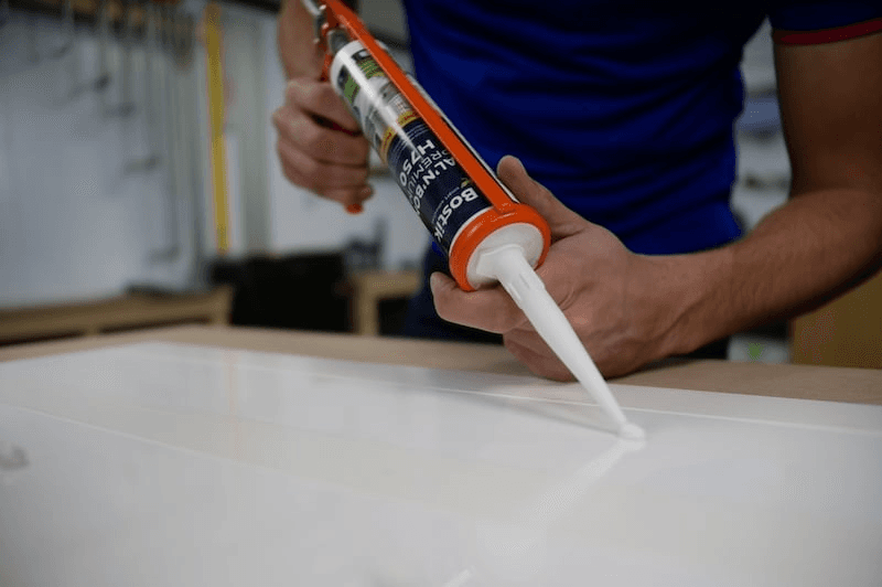 Cómo Instalar un protector antisalpicaduras en la cocina3