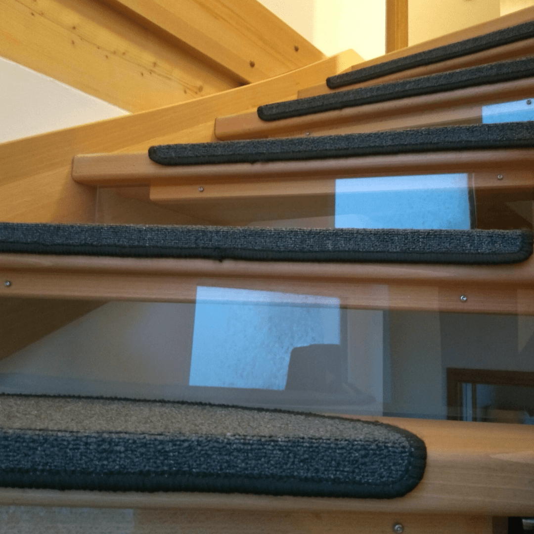 Asegurar una escalera abierta con planchas de metacrilato