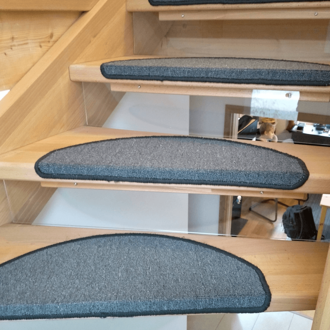 Asegurar una escalera abierta con planchas de metacrilato