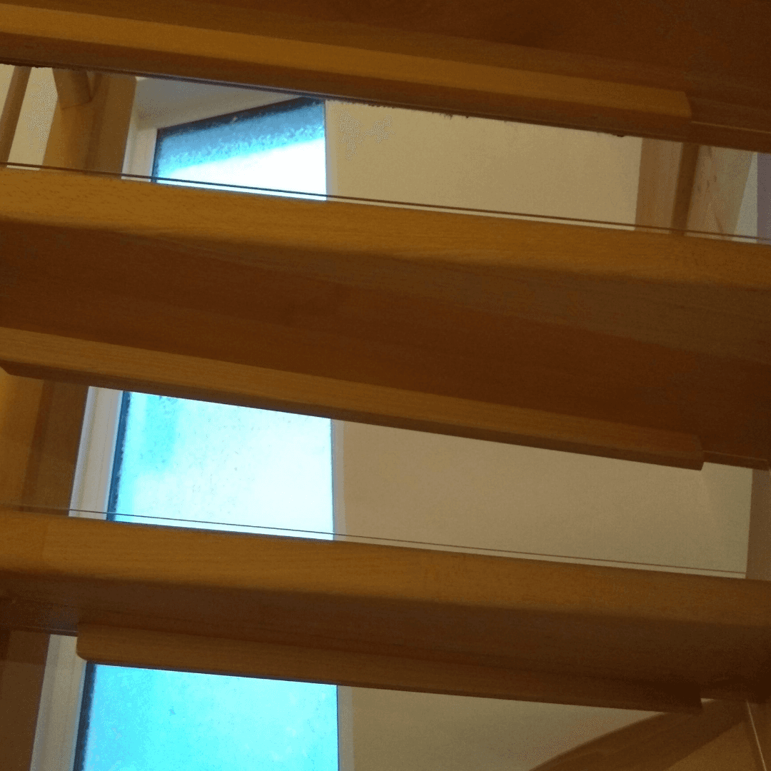 Asegurar una escalera abierta con planchas de metacrilato