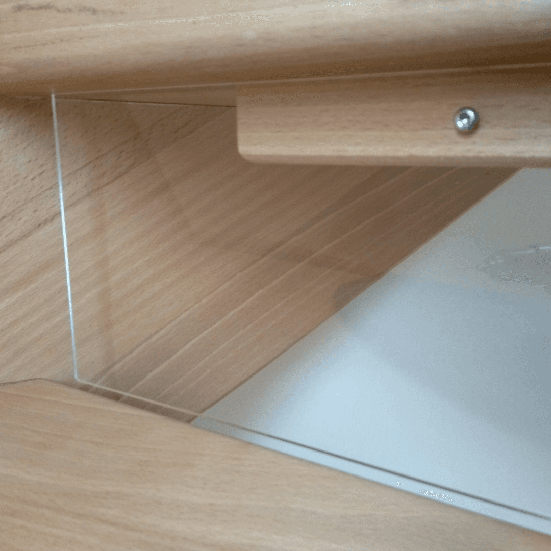 Asegurar una escalera abierta con planchas de metacrilato
