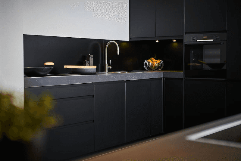cocina pared trasera negro